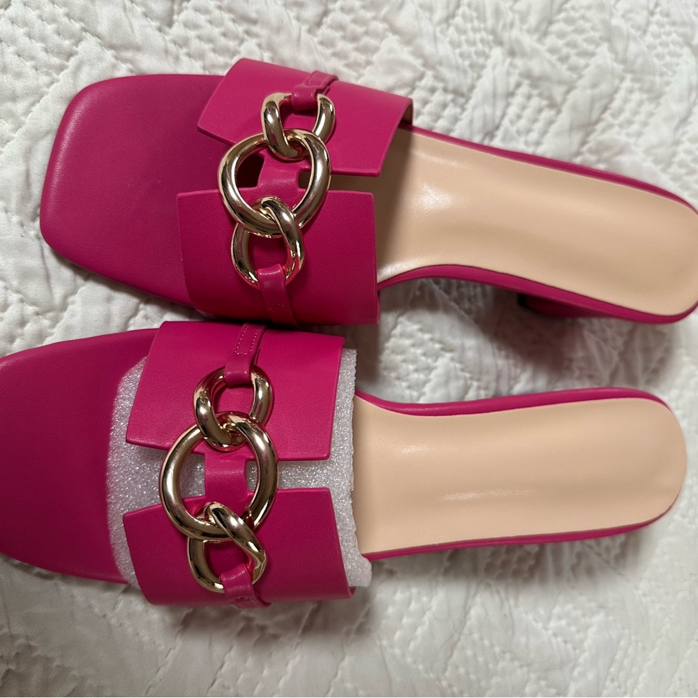 NWT Chic Fuchsia Chain Detail Women's Mules
